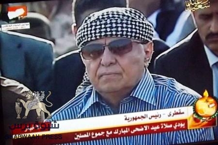 ‘‘هادي‘‘ ثاني رئيس جنوبي يصلي العيد في سقطري وإعلانها محافظة رداً على مشروع الإقليم الشرقي.