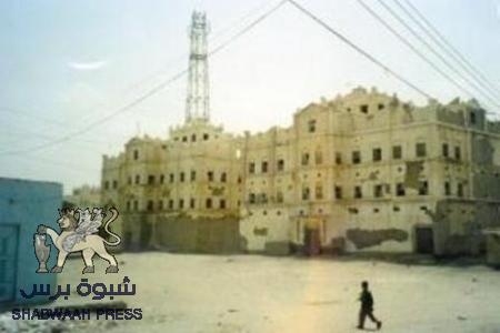 سياره مفخخه تقتحم في بوابة اللواء 111  المرابط في مدينة أحور الساحلية بأبين