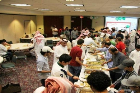 حاخام يهودي يشارك مبتعثين سعوديين في بوسطن احتفالهم بعيد الأضحى