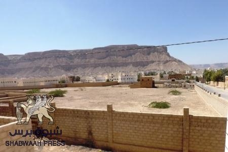 ورثة محمد اسماعيل الاحمر يبيعون أرض (بدون وثيقة) في سيئون بـ 150 مليون ريال