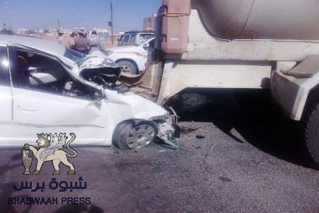 إصابة خمسة أشخاص من عائلة واحدة في حادث مروري بشبوه