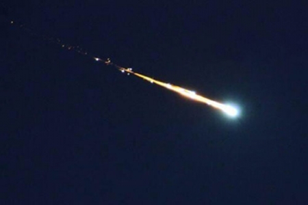 نيزك ملتهب قادم من جهة البحر الأحمر يسقط على محافظة الحديدة ويثير هلع السكان