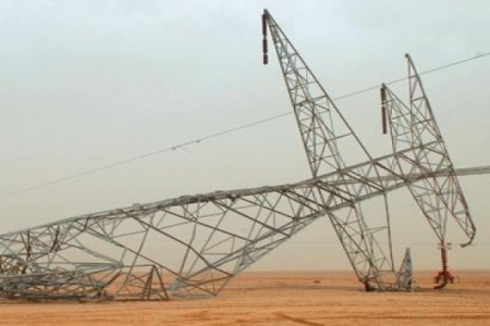 رقيصان يرقص على أوجاع المتضررين من تخريب الكهرباء وينهب برج الكهرباء الجديد