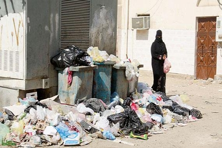 تكدس القمامة في طرقات السعودية بسبب ترحيل ‘‘ المخالفين‘‘