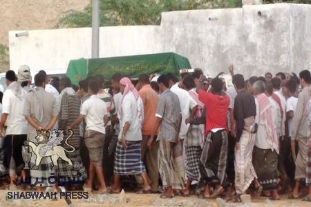فيما لا تزال شقيقتها مفقودة : تشييع الغريقة لطيفة الشعملي في المكلا