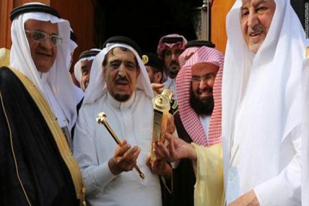 تسليم مفتاح الكعبة الجديد لآل شيبة بعد جدل ‘‘ السدانة ‘‘