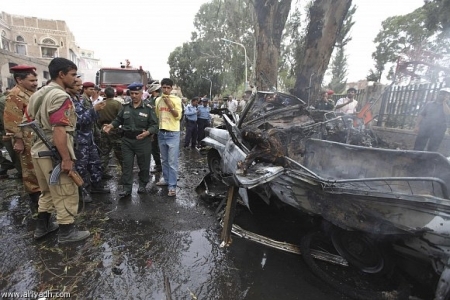 إنفجار ضخم يستهدف وزارة الدفاع اليمنية قبل قليل