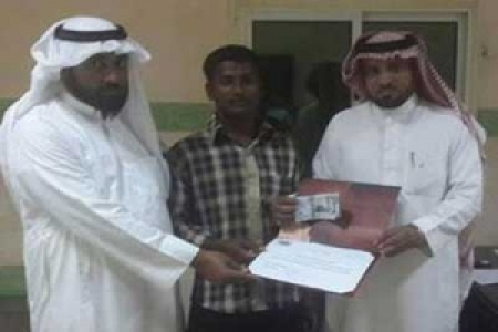 سعودي بخيل : يكافئ بنجلاديشياً بـ 15 ريالاً بعد إعادته محفظة فقدها بها 26 ألف ريال