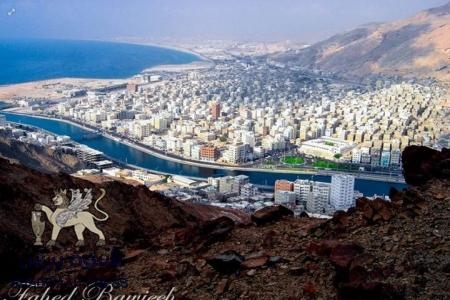 العميد فهمي محروس يسلم معسكر الثورة التابع للأمن العام للجيش اليمني والعناصر الجهادية .