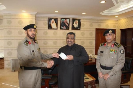 الأمن العام السعودي يكرم هاشمي حضرمي مقيم بالسعوديه لأمانته