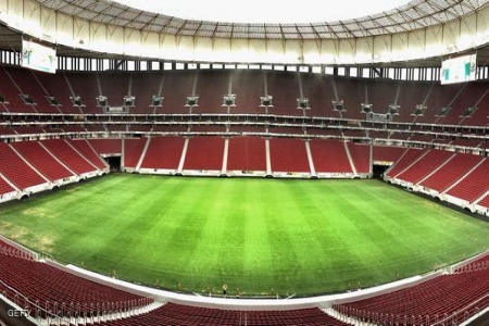 تسرب مياه الامطار من سقف ملعب معد لكأس العالم  في البرازيل 2014