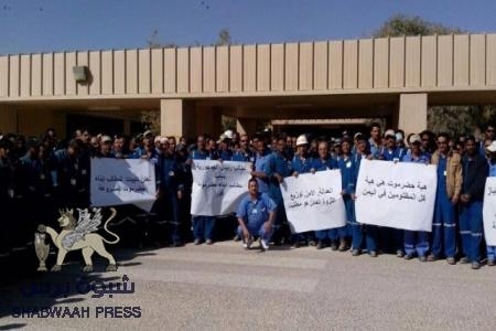 عمال بترومسيلة بميناء الضبة لتصدير النفط برفضون إستخدام مرافق الشركة من قبل الجيش ضد الحموم