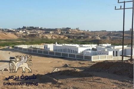 فضيحة أخلاقية ووطنية للسلطة المحلية .. تحويل مبنى حكومي الى سوق للقات بالمكلا