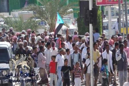تظاهرة في سيؤن تؤكد تواصل الهبة الشعبية وتتضامن مع الضالع وتاجر شمالي يرفع السلاح .