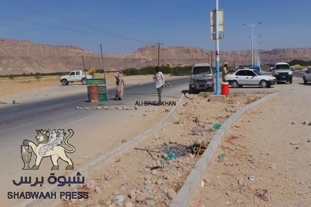 لليوم الرابع لى التوالي رجال قبائل العوامر بنقطة مفرق تاربه يوقفون سيارات القات من العبور