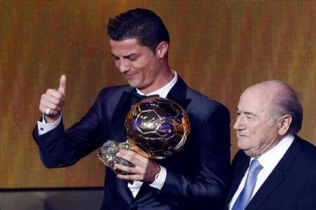 البرتغالي رونالدو يفوز بجائزة أفضل لاعب كرة قدم في العالم