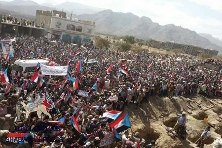 صحيفة الخليج : مئات الآلاف يشيعون ضحايا عزاء الضالع جنوب اليمن