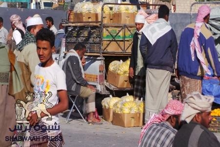 مجاميع مسلحة تابعه لمتنفذين كبار تغلق سوق الخضار المركزي بسيؤن  التابع لـ لباجبير  بقوة السلاح .