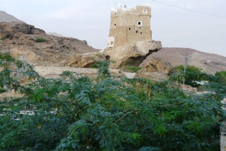 احتجاز نائب مدير سجن المكلا المركزي مع حراسته في حافة باسويد