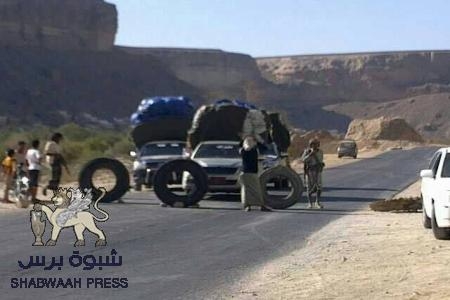 رجال العوابثه يمنعون سيارات القات من المرور بأراضيهم إعتبارا من هذا اليوم