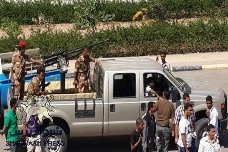 قوات الاحتلال اليمني تداهم كلية الهندسة بجامعة عدن بأطقمها العسكرية وبقيادة عميد الكلية لقمع مسيرة للطلاب