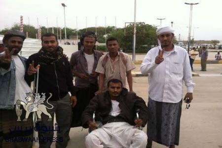 جرحى الهبة الشعبية يغادرون المكلا إلى القاهرة بترتيب من الجيلاني رئيس دائرة جرحى الحراك