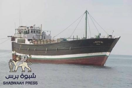 جنوح سفينة بضائع هندية على شاطيئ مدينة الشحر الغربي