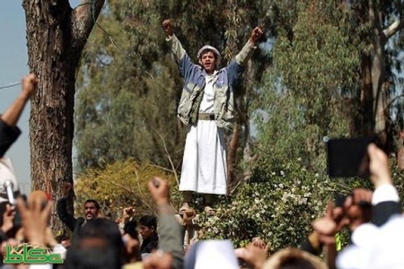 صحيفة سعودية : حاشد تنقلب على آل الأحمر وتوقع اتفاق صلح مع الحوثيين