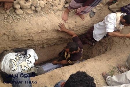 الآلاف يودعون الشهيد الداعري في ردفان وقوات الجيش تضرب موكب التشييع