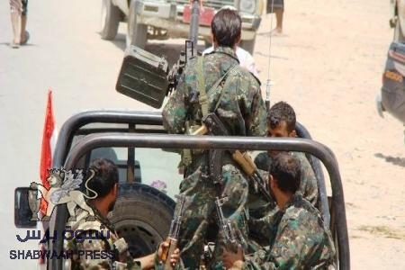 الأمن المركزي يغادر معسكر شبام فجأة بعد نهب محتوياته ويطلق الرصاص على بيوت المواطنين
