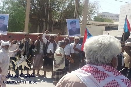 أبناء الضالع يقررون مغادرة شبوه وترك جثة أبنهم الشهيد أحمد هاشم في وجيه مشائخ المحافظة وسلطتها