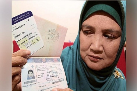 معتمرة ماليزية عائدة من مكة المكرمة الى بلدها رأت حطام الطائرة في المحيط
