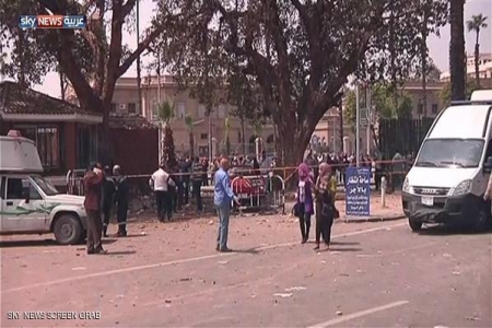 قتيل وجرحى بانفجارات أمام جامعة القاهرة