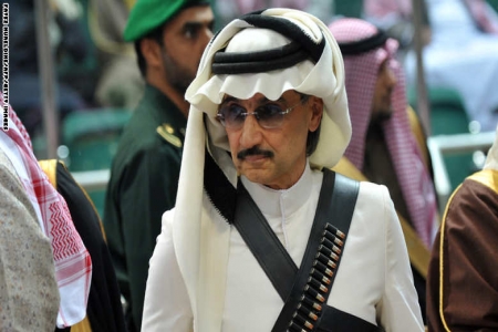 الوليد بن طلال يهدي لاعبي النصر 25 سيارة بعد فوزهم بالدوري