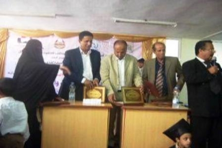 منظمة غمدان لتنمية تكرم المعلمين والطالبات المتفوقات بمدرسة باكثير بصنعاء