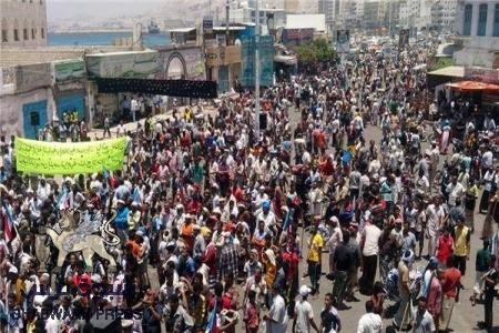 روسيا اليوم : الالاف يتظاهرون جنوب اليمن مطالبين بالاستقلال