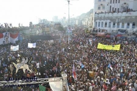 صحيفة الرياض : ‘‘الحراك‘‘ ينظم تظاهرة حاشدة لإحياء ذكرى حرب 1994 ورفض خيار الفيدرالية