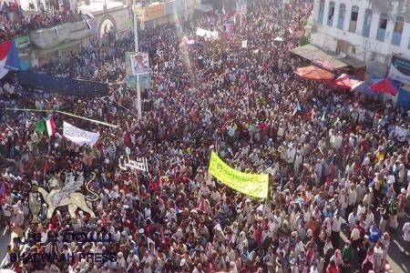 المدينة السعودية : الآلاف يتجمعون في جنوب اليمن للمطالبة بـ الاستقلال عن الشمال