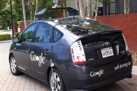 “جوجل” تختبر سيارتها ذاتية القيادة على شوارع المدن