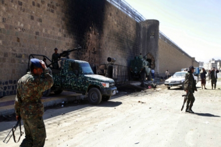 BBC : مقتل 3 مسلحين بعد مطاردة القوات الأمنية لهم في صنعاء