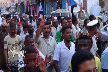 مسيرة حاشدة بيوم الأسير الجنوبي بالمكلا تدعو للزحف صوب العاصمة عدن في 21 مايو القادم