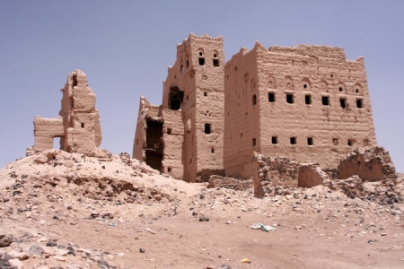 ضبط شاحنة محملة بذخائر وأحزمة ناسفة ومتفجرات بمأرب