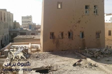 الصور الأولى لأضرار الصاروخ الذي وقع على مدينة عتق بجوار جامع الشيخ أبوبكر بن سالم