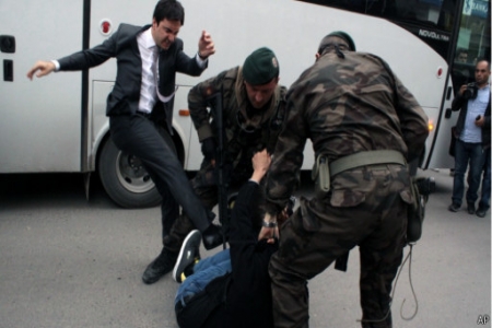 مستشار لأردوغان ‘‘ يركل‘‘ متظاهرا في شوارع اسطنبول