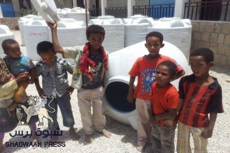 عشرات الأسر من النازحين من دون ماء ولا غذاء في روضة أطفال بعتق