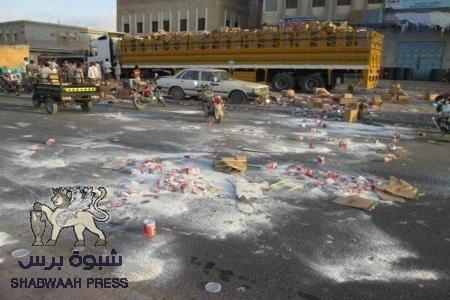 شباب الشحر يسيطرون على شاحنة تحمل أطنان من حليب الأطفال المنتهي الصلاحية (صور)