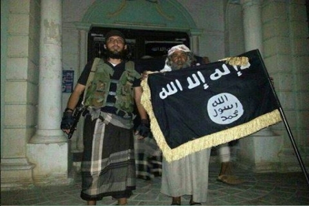 وقاش الصيعري يظهر في الصورة التذكارية مع جلال بلعيدي بسيئون