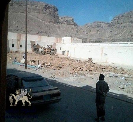 أحد الرشايدة في القطن يعيث فسادا وتهديما للمتلكات العامة