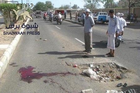 مقتل أحد مرافقي مدير أمن محافظة لحج وإصابة آخر في اشتباكات مع مسلحين وسط حوطة عمر بن علي
