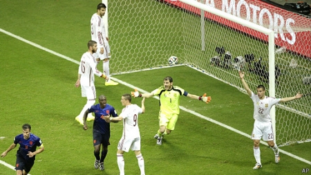 هولندا تسحق اسبانيا 5-1 في أولى مباريات المجموعة 2 في كأس العالم
